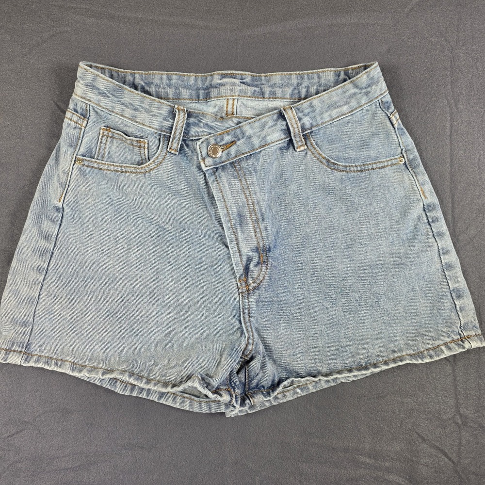 Denim Jean Shorts Size 6/M V-cut Waist Light Wash Beach Lounge Summer Staple